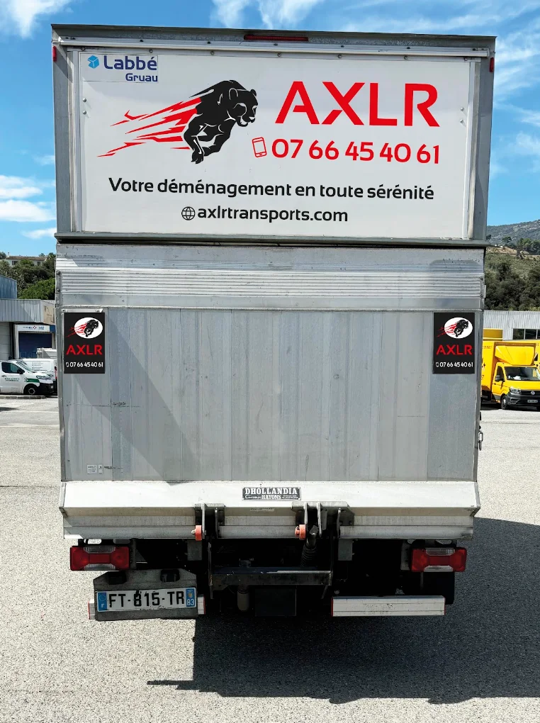Vue arrière du camion AXLR Transports avec hayon élévateur Dhollandia