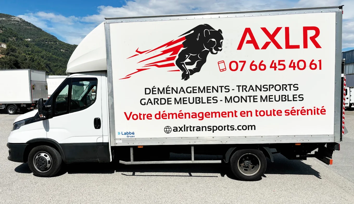 Camion de déménagement AXLR Transports avec hayon élévateur sur la Côte d'Azur