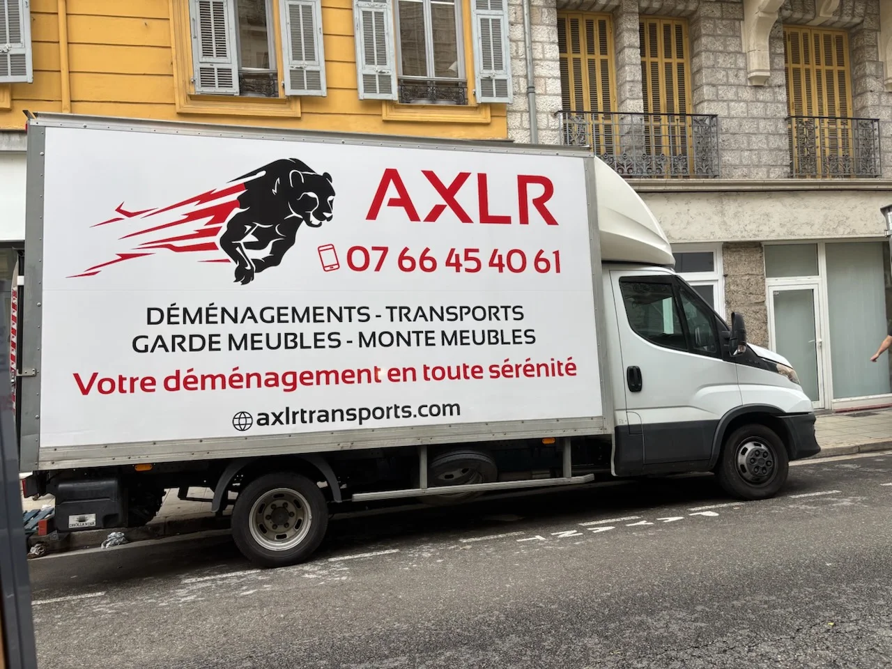 Camion AXLR Transports en intervention de déménagement dans une rue de Nice
